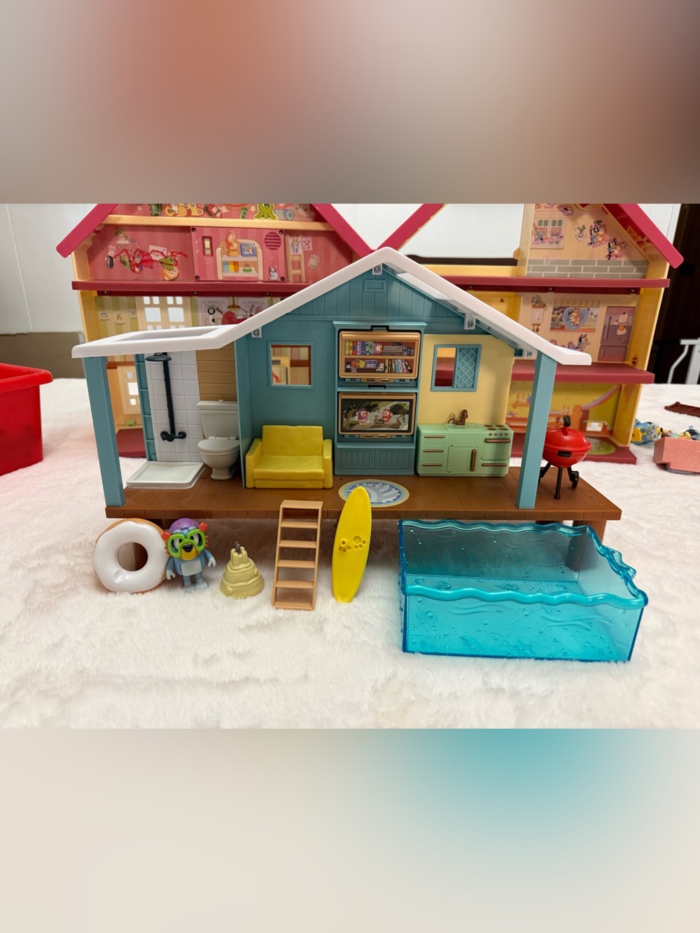 Bluey Beach Cabin Playset, Includes Figure w/ Goggles, 10 Pieces, Toddler Set